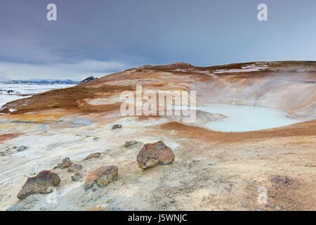 Le lac sulfurique à Leirhnjukur / Leirhnjúkur, dans le champ de lave Krafla caldera en hiver, boutiques eystra / Nordurland eystra, Nord de l'Islande Banque D'Images