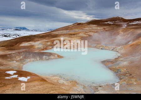 Le lac sulfurique à Leirhnjukur / Leirhnjúkur, dans le champ de lave Krafla caldera en hiver, boutiques eystra / Nordurland eystra, Nord de l'Islande Banque D'Images