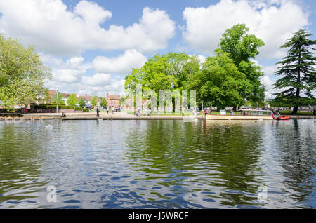 Voir l'ensemble à la rivière Avon vers Bancroft Gardens à Stratford-upon-Avon, Warwickshire Banque D'Images