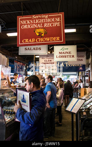 Fisherman's Wharf étals de fruits de mer grotte servant des fruits de mer frais rapide de variétés, y compris la chaudrée de crabe et de homard du Maine à l'hôtellerie en premier plan de tambour jusqu'à son restaurant. Pier 39 Fisherman's Grotto, Embarcadero San Francisco California USA Banque D'Images