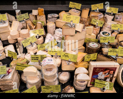 SAN FRANCISCO marché au fromage à l'intérieur du magasin le Ferry Building avec variété de fromages en vente, y compris les sélections européennes et californiens Embarcadero San Francisco California USA Banque D'Images