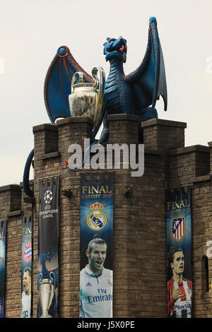 Blue Dragon, avec des répliques de la coupe de la Ligue des champions, ornant les murs du château de Cardiff lors de la construction jusqu'à la finale de la Ligue des champions en juin. Banque D'Images