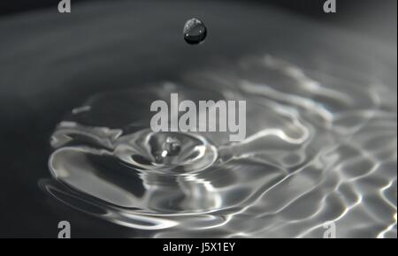 Des gouttelettes d'eau claire Banque D'Images