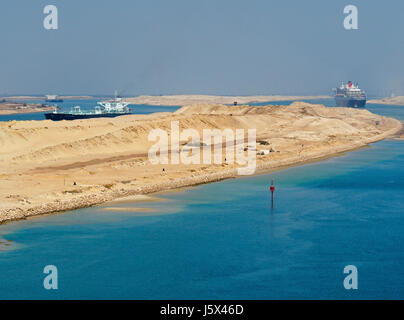 Nouvelle section du canal de Suez avec deux moyens de trafic, Queen Mary 2 en direction du nord, le canal de droite et des pétroliers en direction sud à gauche. Banque D'Images