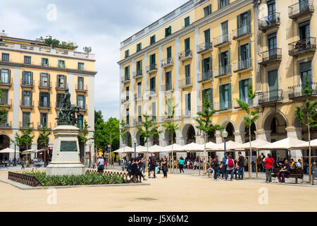 Les touristes profiter de repas en plein air sur la Plaça de la Independència, Gérone, Espagne. Banque D'Images