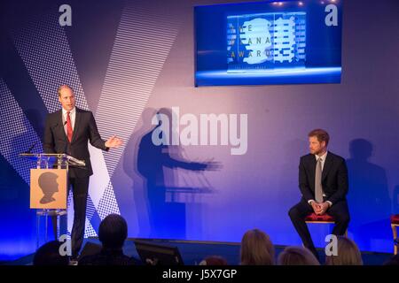 Le duc de Cambridge et le prince Harry assister à l'inauguration de la Diana Award Prix Héritage de St James's Palace à Londres. Banque D'Images