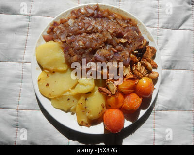 Plat traditionnel de Bulacan, le caldereta propose des légumes hachés comme ingrédient clé, cuisinés avec une variété d'épices et souvent servis avec du bœuf ou du porc. C'est un ragoût philippin populaire connu pour ses saveurs riches et salées. Banque D'Images