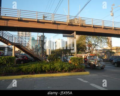 Cette image montre des bâtiments le long de Greenmeadows Avenue à Quezon City, aux Philippines, près de Bagumbayan et E. Rodriguez Jr. Street. Le quartier est connu pour ses développements résidentiels et commerciaux, qui font partie de la croissance dynamique de Quezon City dans le Grand Manille. Banque D'Images
