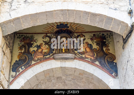 La peinture religieuse sous une arcade près de la cathédrale de Gérone, Gérone, Espagne. Banque D'Images