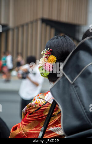 TOKYO, JAPON - 3 octobre 2016 : des personnes non identifiées, équitation sur rickshaw au quartier d'Asakusa à Tokyo, Japon. Les pousse-pousse sont soupçonnés d'avoir été invent Banque D'Images