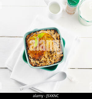 Riz au lait avec des tranches de pommes caramélisées Banque D'Images