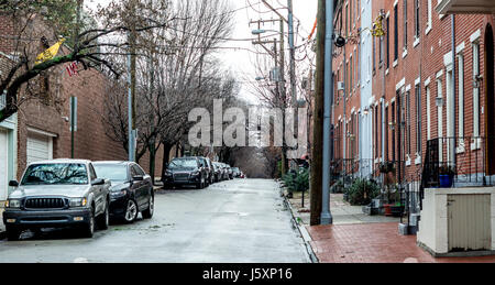 Rue typique de centre ville de Philadelphie, un jour de pluie. Historique propre, et à la fraîchement. Construit il y a un siècle et modernisé. Bien entretenu. Banque D'Images