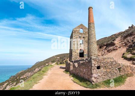 CHAPEL PORTH, CORNWALL, UK - 24APR2017 : le Towanroath Engine House à papule Coates est situé à côté du sentier côtier du sud-ouest. Banque D'Images