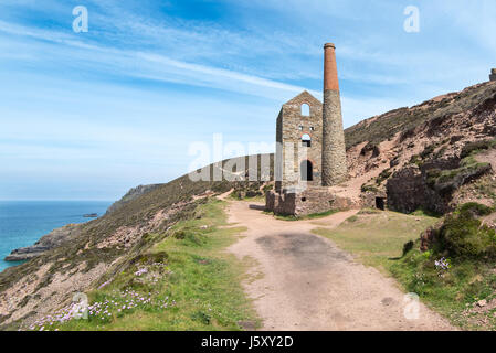 CHAPEL PORTH, CORNWALL, UK - 24APR2017 : le Towanroath Engine House à papule Coates est situé à côté du sentier côtier du sud-ouest. Banque D'Images