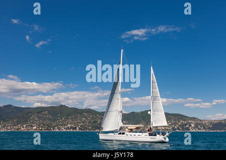 SANTA MARGHERITA ligurie, italie- 29 avril 2017 : des personnes non identifiées, voile voilier en mer à Santa Margherita Ligurie à jour ensoleillé. Je Santa Margherita Banque D'Images