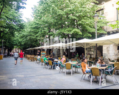 Les repas en plein air le long de la Rambla de la Llibertat la principale rue touristique dans la vieille ville de Gérone, Espagne. Banque D'Images