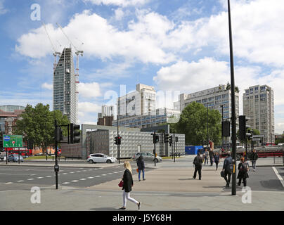 La mise en page de la route nouvellement réaménagé au London's Elephant and Castle Junction. Montrer l'argent Michael Faraday Memorial et de nouveaux passages pour piétons Banque D'Images