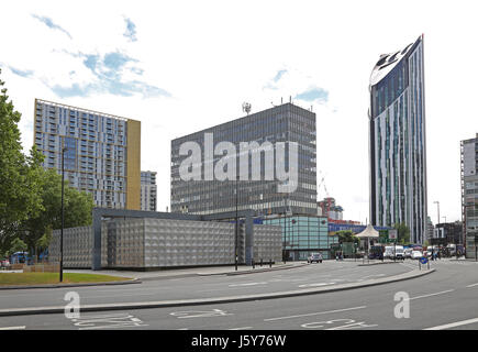 La mise en route récemment rénové au London's Elephant and Castle Junction. Montre l'argent, Michael Faraday memorial et Strata Tower (à droite) Banque D'Images