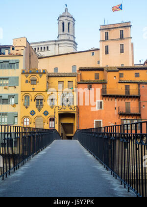 La Princesa, aussi connu sous le nom de Gómez, est une passerelle traversant la rivière Onyar, Gérone, Espagne. Banque D'Images