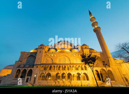 Low angle extérieur photo de nuit de la mosquée Suleymaniye, une mosquée impériale ottomane située sur la troisième colline d'Istanbul, en Turquie, et le deuxième plus grand Banque D'Images