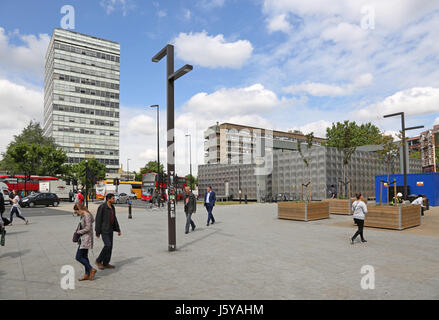 La nouvelle zone piétonne au centre de London's Elephant and Castle Junction. Montre l'argent, Michael Faraday Memorial et de tours. Banque D'Images