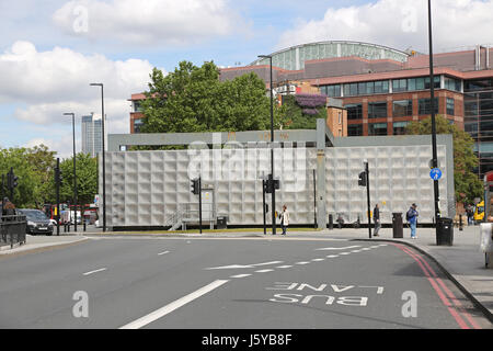 La mise en route récemment rénové au London's Elephant and Castle Junction. Montre l'argent, Michael Faraday memorial contenant le sous-station LUL Banque D'Images