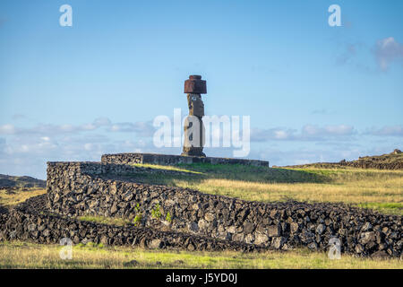 L'ahu Tahai Moai Statue portant chignon avec les yeux peint près de Hanga Roa - Île de Pâques, Chili Banque D'Images