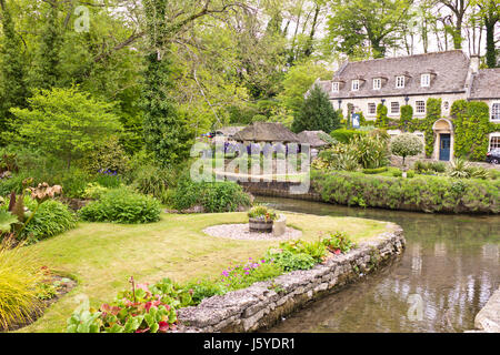 Bibery,Cotswolds,Fontaine,ferme,Rivière Colne xvie siècle Arlington Row Chalets,film 'Stardust' Toile & 'Bright Jones Diary',UK,GT,UK,Angleterre Grande-bretagne Banque D'Images