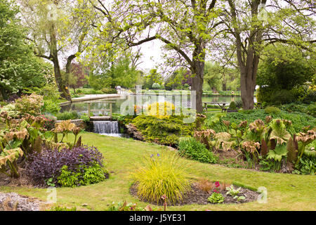 Bibery,Cotswolds,Fontaine,ferme,Rivière Colne xvie siècle Arlington Row Chalets,film 'Stardust' Toile & 'Bright Jones Diary',UK,GT,UK,Angleterre Grande-bretagne Banque D'Images