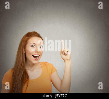 Closeup portrait excité intelligente jeune femme qui vient de l'idée de fond de mur gris isolé aha avec copie espace. L'émotion positive Banque D'Images