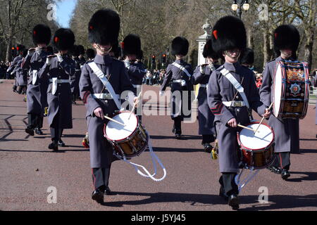 Relève de la garde à Buckingham Palace / Grenadier Guards Marching Banque D'Images