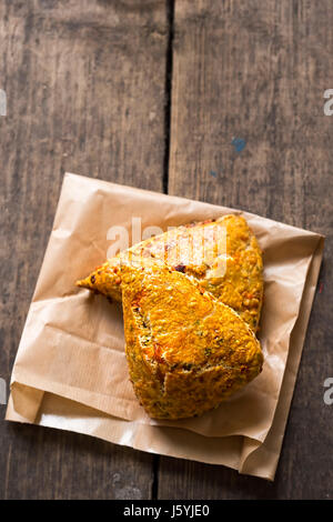 Ciboulette Cheddar scone tomate triangles Banque D'Images