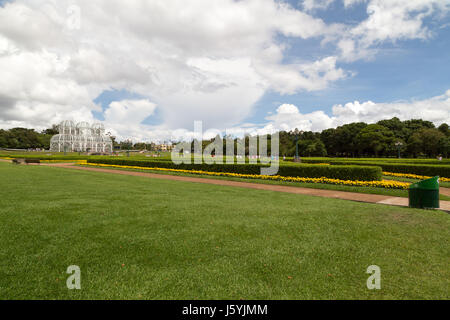 Vue sur les jardins et les principaux gaz à effet avec une structure métallique moderne, Botanical Garden of Curitiba, État du Parana, Brésil Banque D'Images