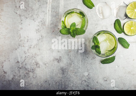 Mojito cocktail sur fond gris clair avec copie espace pour la recette ou texte Vue d'en haut Banque D'Images