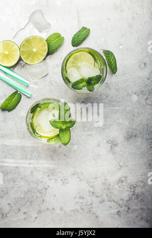 Mojito cocktail sur fond gris clair avec copie espace pour la recette ou texte Vue d'en haut Banque D'Images