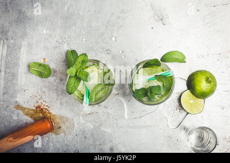 Mojito cocktail sur fond gris clair avec copie espace pour la recette ou texte Vue d'en haut Banque D'Images