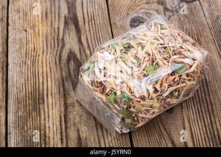 Les feuilles sèches de la citronnelle dans paquet. Studio Photo Banque D'Images