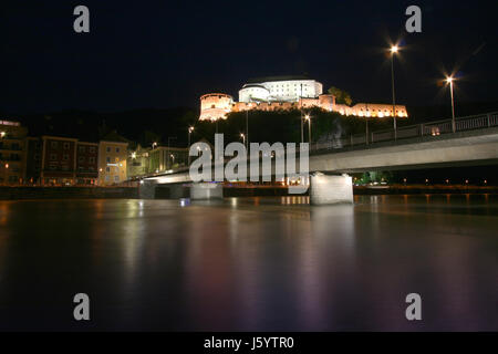 Regardez la forteresse et pont inn Banque D'Images