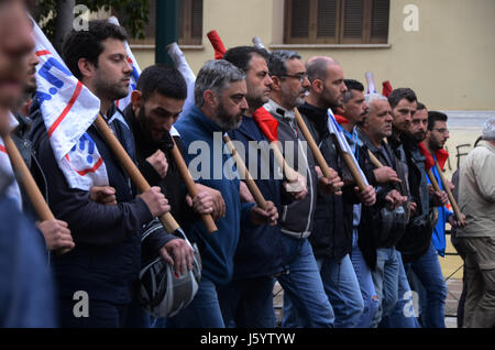 Athènes, Grèce. 18 mai, 2017. Les Grecs font preuve dans la place Syntagma exigeant de la part du gouvernement de mettre un terme dans les mesures d'austérité. Crédit : George/Panagakis Pacific Press/Alamy Live News Banque D'Images