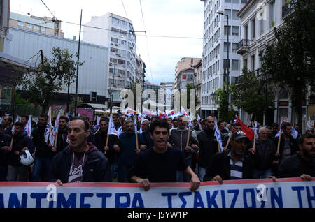 Athènes, Grèce. 18 mai, 2017. Les Grecs font preuve dans la place Syntagma exigeant de la part du gouvernement de mettre un terme dans les mesures d'austérité. Crédit : George/Panagakis Pacific Press/Alamy Live News Banque D'Images