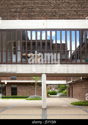 Vue extérieure à la télévision dans la conversion. Baylis old school, Londres, Royaume-Uni. Architecte : Conran et partenaires, 1960. Banque D'Images