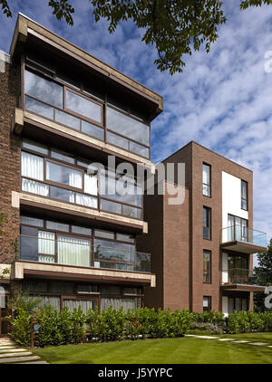 Vue extérieure du côté jardin montrant ajouté unités. Baylis old school, Londres, Royaume-Uni. Architecte : Conran et partenaires, 1960. Banque D'Images