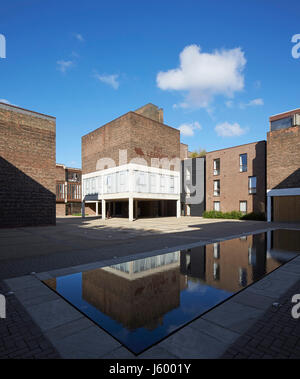 Vue extérieure au sein de la cour. Baylis old school, Londres, Royaume-Uni. Architecte : Conran et partenaires, 1960. Banque D'Images