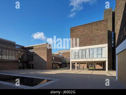 Vue extérieure au sein de la cour. Baylis old school, Londres, Royaume-Uni. Architecte : Conran et partenaires, 1960. Banque D'Images