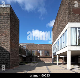 Vue extérieure au sein de la cour. Baylis old school, Londres, Royaume-Uni. Architecte : Conran et partenaires, 1960. Banque D'Images