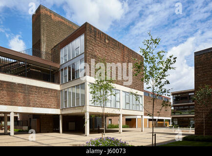 Vue extérieure au sein de la cour. Baylis old school, Londres, Royaume-Uni. Architecte : Conran et partenaires, 1960. Banque D'Images