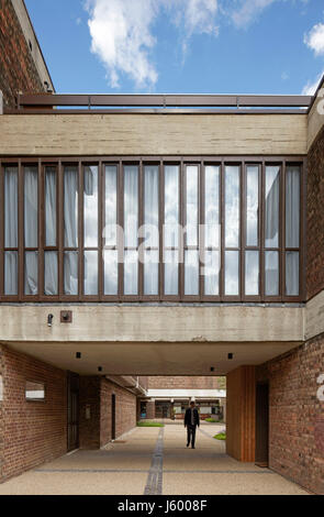 Vue extérieure au sein de la cour. Baylis old school, Londres, Royaume-Uni. Architecte : Conran et partenaires, 1960. Banque D'Images