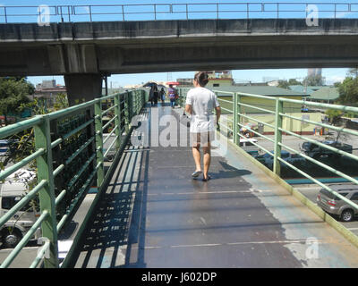 02913 Passerelle Bagong Katipunan EDSA Ouest Ville Caloocan 05 Barrio Banque D'Images