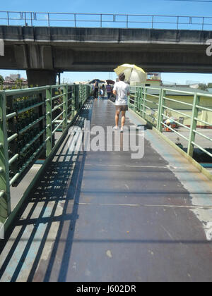 02913 Passerelle Bagong Katipunan EDSA Ouest Ville Caloocan 06 Barrio Banque D'Images