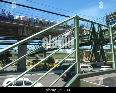 02913 Passerelle Bagong Katipunan EDSA Ouest Ville Caloocan 09 Barrio Banque D'Images